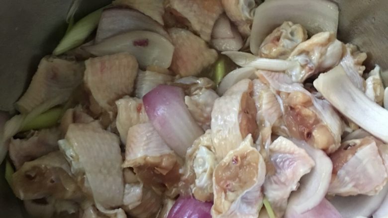 麻辣鸡翅,放入葱、姜、蒜、洋葱、胡椒粉、盐、料酒腌制半小时。腌制好后挑出其它，只留鸡翅。