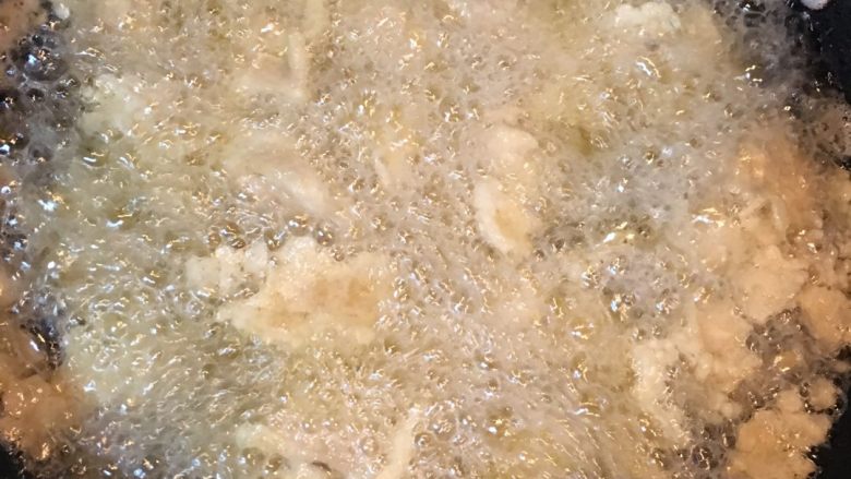 麻辣鸡翅,入锅炸至金黄，捞出待用。