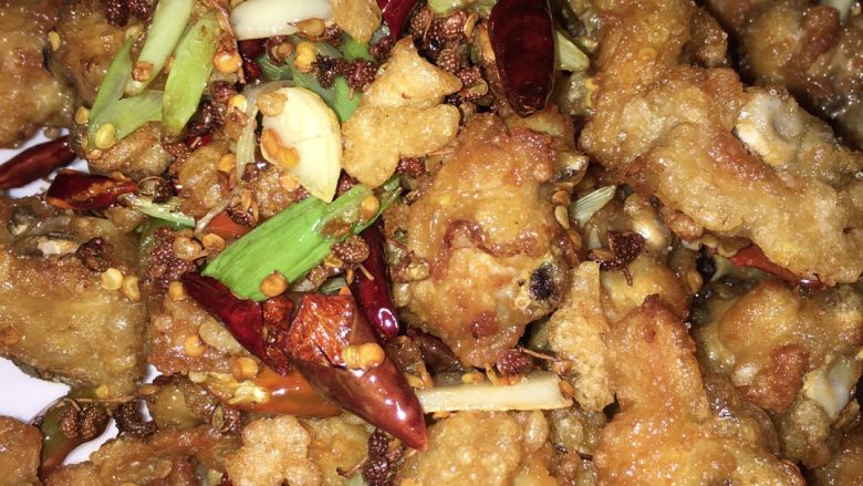 麻辣鸡翅,出锅，装盘，最后出锅前最好撒把芝麻，家里没有，所以没放。