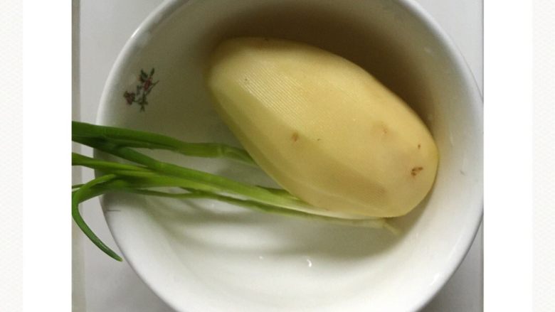 剁椒酸辣土豆丝#食材土豆#,<a style='color:red;display:inline-block;' href='/shicai/ 23'>土豆</a>洗净去皮，<a style='color:red;display:inline-block;' href='/shicai/ 157'>小葱</a>洗净去根须。