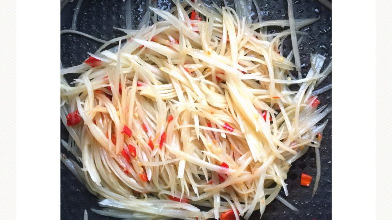 剁椒酸辣土豆丝#食材土豆#,将土豆丝倒入翻炒均匀，加入3克食用盐和适量<a style='color:red;display:inline-block;' href='/shicai/ 715'>白醋</a>，焖3分钟后加入适量蔬菜精。