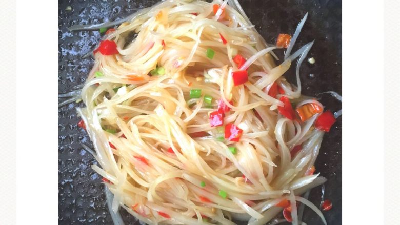 剁椒酸辣土豆丝#食材土豆#,最后撒入少许葱花拌匀即可出锅。