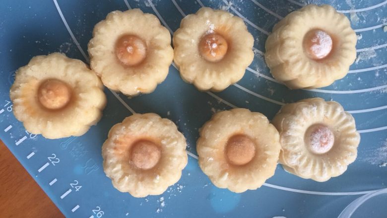 太阳花蛋黄月饼#中秋食饼记# ,成型,饼面刷油