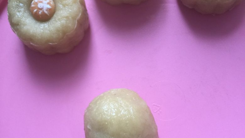 太阳花蛋黄月饼#中秋食饼记# ,面团压成饼,中间再放红薯和咸鸭蛋黄。