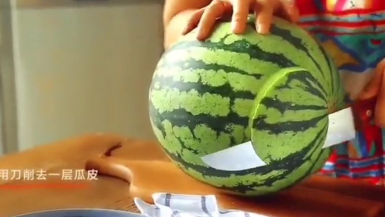 鲨鱼叔,先一小块皮
方便西瓜里在桌子上