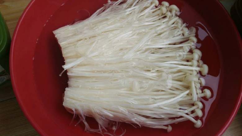 酱汁焖锅,<a style='color:red;display:inline-block;' href='/shicai/ 234'>金针菇</a>洗净,备用