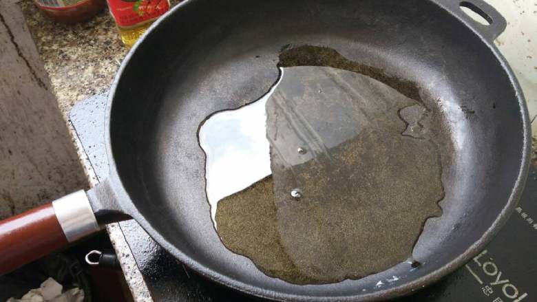 酱汁焖锅,平底锅放油,油热后放鸡腿,煎炒成没有血色,然后放入杏鲍菇和胡萝卜,炒至微微发软,改小火,两种酱各两勺。