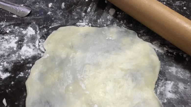 夏日榴莲雪媚娘,擀皮.（旁边的粉是炒过的<a style='color:red;display:inline-block;' href='/shicai/ 520'>糯米粉</a>）昨天做月饼剩下.今天不用做这步.直接把糯米放在锅里先炒几下）