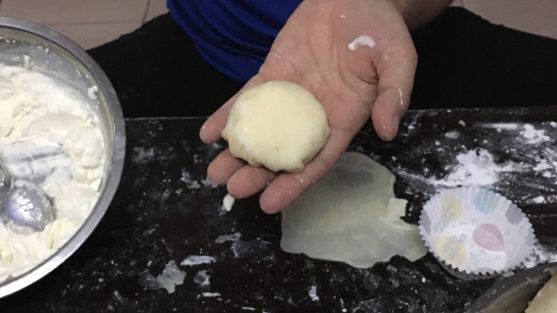 夏日榴莲雪媚娘,打<a style='color:red;display:inline-block;' href='/shicai/ 886'>奶油</a>.打到起尖...就可以..放在榴莲和皮上.包裹..用手捻一下就可以封口