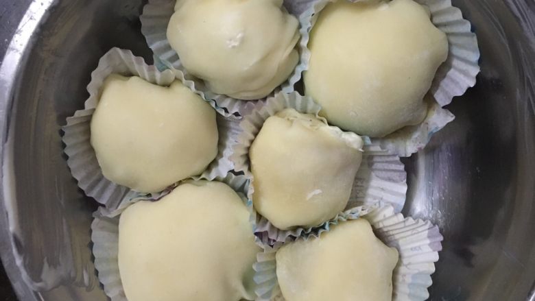 夏日榴莲雪媚娘,放在纸托里面.放急冻半小时（再拿回保温）