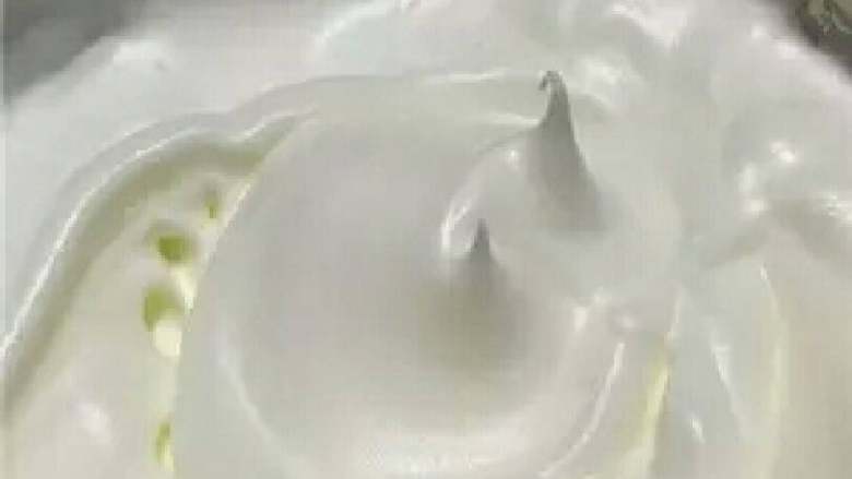 酸奶戚风蛋糕, 用电动打蛋器打发蛋白,糖粉A分三次加入蛋白中,打发到能拉出直立的尖角
