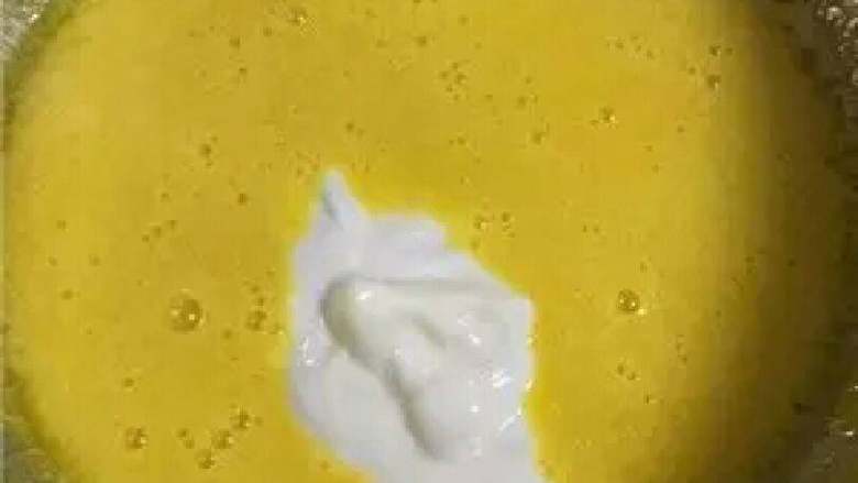 酸奶戚风蛋糕,将酸奶加入上述蛋黄糊中,机修搅拌均匀;
