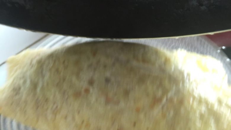 蛋包饭오뭐 라이스,这是个动图。。从鸡蛋饼的另一边翻倒，盘子贴着锅。多练练就好。锅底一定要有油。。。