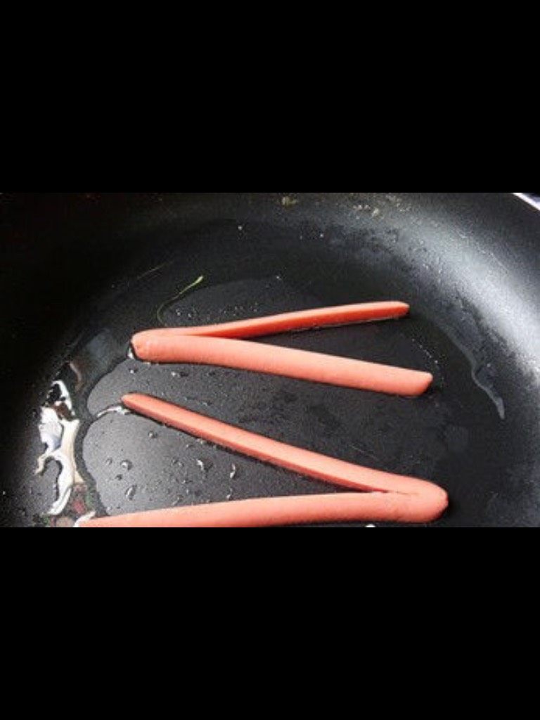 爱心火腿煎蛋,放到锅里煎，小火