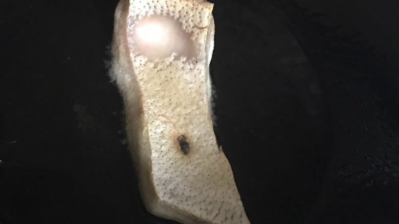 虾味蔬菜养生泡饭面,热锅加油,把冰箱包馄饨留下猪皮熬油