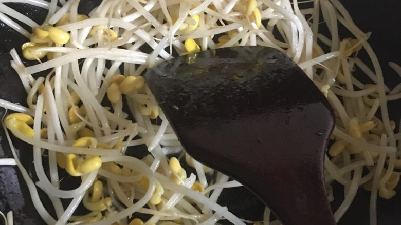 虾味蔬菜养生泡饭面,猪皮熬油充分后,拿出猪皮(切片以后可以放汤),放入豆芽,适量盐炒至七分熟盛出备用