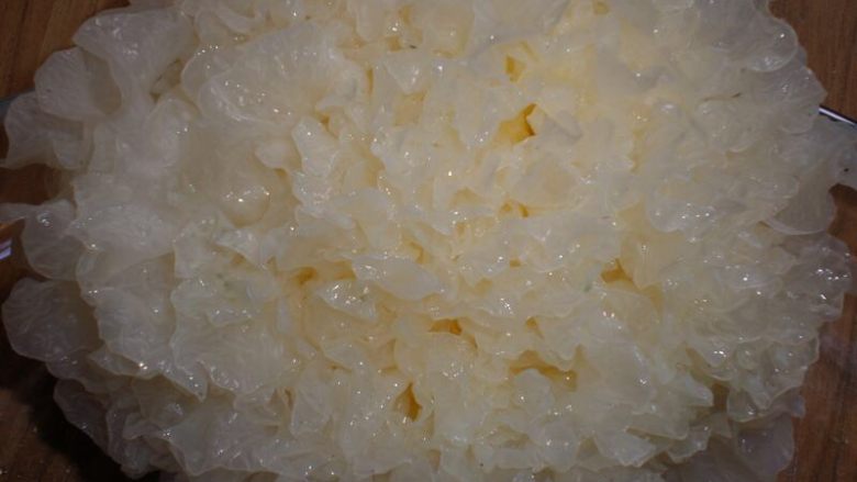 清肺养颜健脾和胃羹,白木耳泡发一小时，去根掰小朵备用