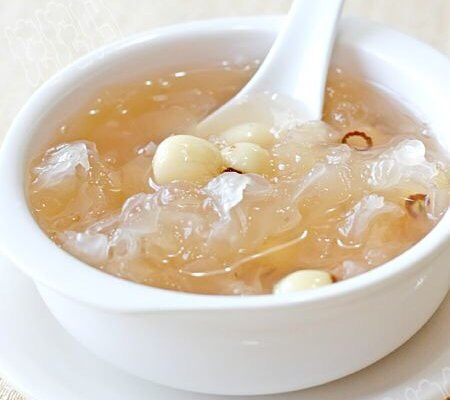 清肺养颜健脾和胃羹,银耳莲子百合砂锅炖软至胶原蛋白充分出来，放入冰糖适量装盘