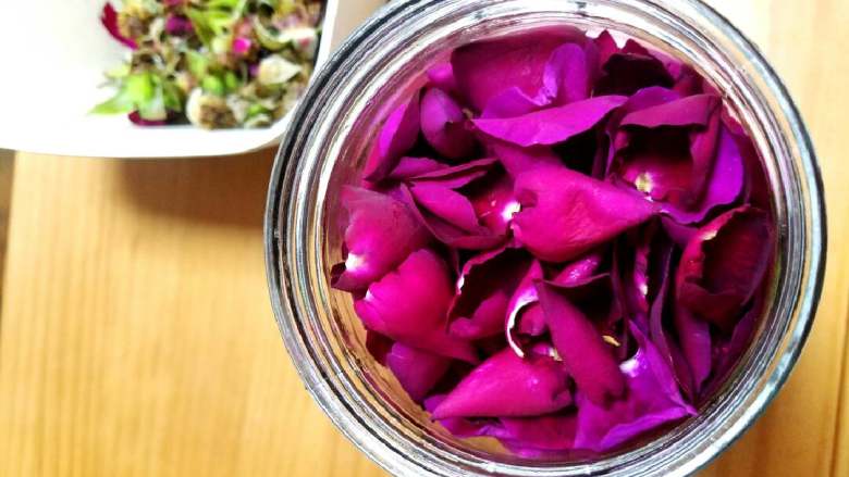 玫瑰花蜜,将玫瑰花骨朵用<a style='color:red;display:inline-block;' href='/shicai/ 156925'>水</a>冲洗一下，去除花蒂、花蕊，将花瓣打散，用厨房纸擦干<a style='color:red;display:inline-block;' href='/shicai/ 156925'>水</a>分，装入密封罐里。