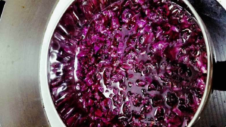 玫瑰花蜜,从冰箱里将泡了24小时的花蜜倒入锅内，连花瓣一起煮开，小火熬3分钟左右，将花瓣里的精华煮出来，然后将花瓣过滤掉