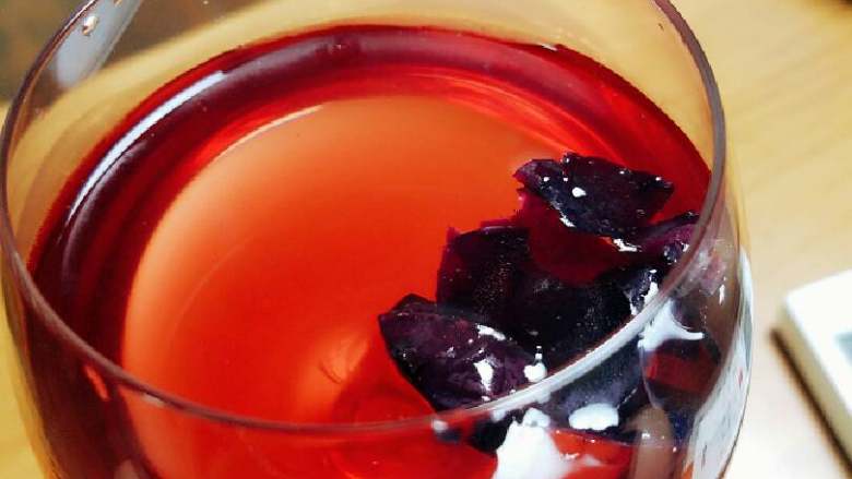 玫瑰花蜜,用剩余的玫瑰花瓣加水冷冻成玫瑰冰，准备一个漂亮的杯子，倒入气泡水 舀一勺玫瑰蜜，放入玫瑰冰，美美的，又养颜的玫瑰花蜜气泡水就OK啦。（PS:我没有气泡水，就用了纯净水。到超市买苏打水也可以的哦）