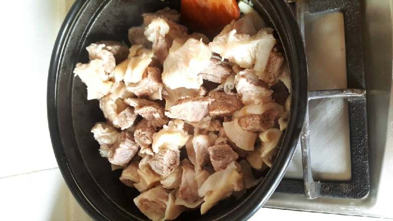 红烧牛腩,焯水5分钟,后捞出用清水洗净血沫子。