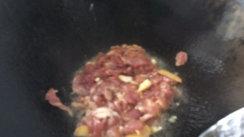 香菇炒肉片,不用洗锅了,加入适量的油,油热了,把腌制好的瘦肉倒入,翻烧