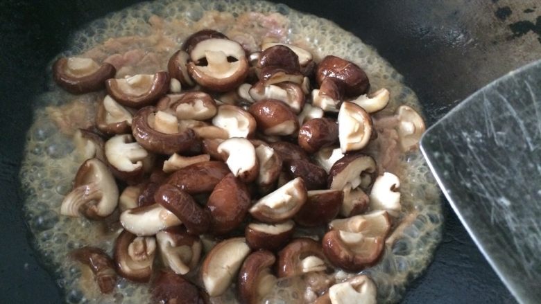 香菇炒肉片,放入香菇,翻炒几下