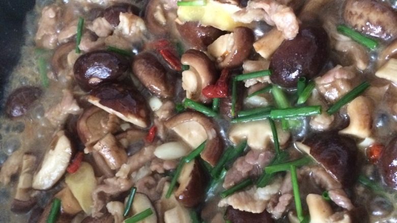 香菇炒肉片,最后放入杞子,䓤段,收汁,出锅,装盘
