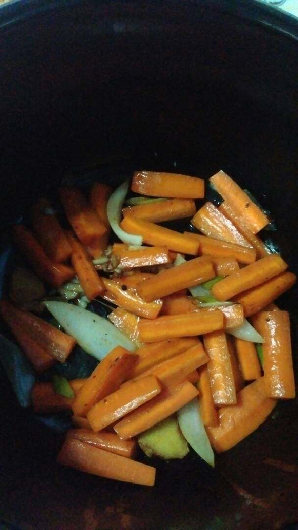 牛骨汤~,胡萝卜洋葱炒一下,胡萝卜素是脂溶性的,这样有利于吸收营养