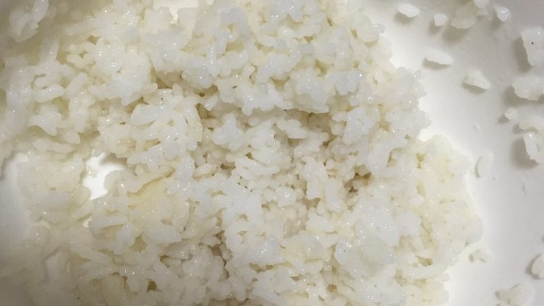 私房寿司, 加入少量的寿司醋到米饭里面,搅拌均匀。注意:米饭要放凉了再做,也不能太软.