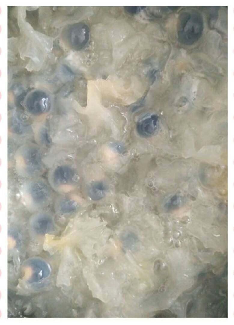 冰镇银耳玫瑰露#夏天的味道#,大概四五十分钟后,(电饭煲一个半小时左右)水量降到银耳面上,银耳变软,汤变浓稠。
也可以自己尝一下,银耳的软硬度你喜不喜欢。
然后加入桂圆,焖5分钟;