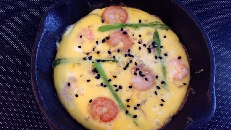 芦笋虾仁蛋饼—口感松软,补充丰富的蛋白质,蛋液触摸上去基本凝固后,在表面撒上一些黑白芝麻,小芽主要为了颜值,而且芝麻营养也好。