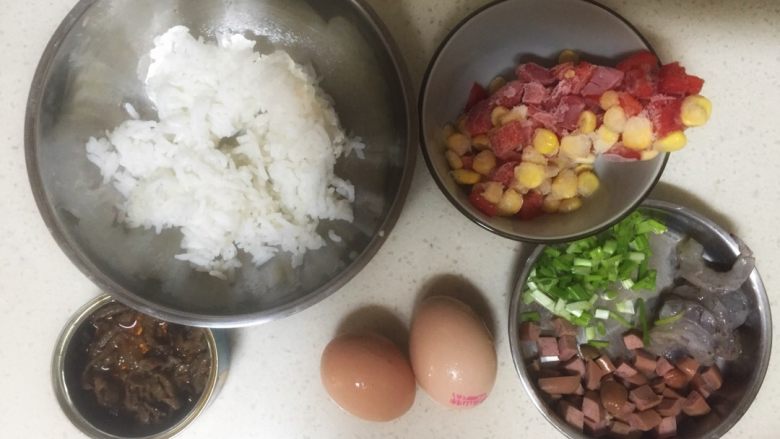黄金蛋炒饭,将所有食材准备好。必备材料:米饭、<a style='color:red;display:inline-block;' href='/shicai/ 9'>鸡蛋</a>、葱花、黑胡椒,其他就按个人喜好,就地取材了。米饭一定要是剩的且偏硬的!葱花一定要多点!