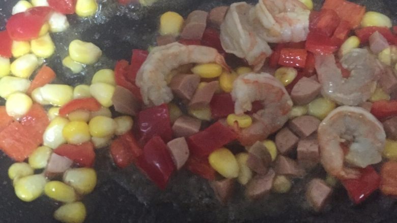 黄金蛋炒饭,锅内倒入花生油,下各种材料先翻炒,再加入裹了鸡蛋的米饭,给少许盐、黑胡椒、葱花,起锅。一碗粒粒分明,葱香诱人的黄金蛋炒饭出锅了。注意,如果鸡蛋是单独炒的,米饭入锅前一定打散。有出汁水多的材料就放到鸡蛋后再下锅,以免影响口感。