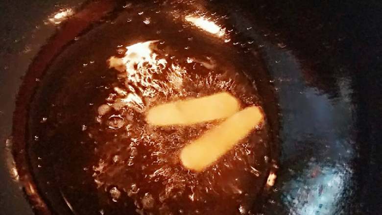 红烧鱼块+#夏天的味道#,锅烧热加入菜籽油下生姜片,锅底锅边擦几遍,防止鱼块粘锅