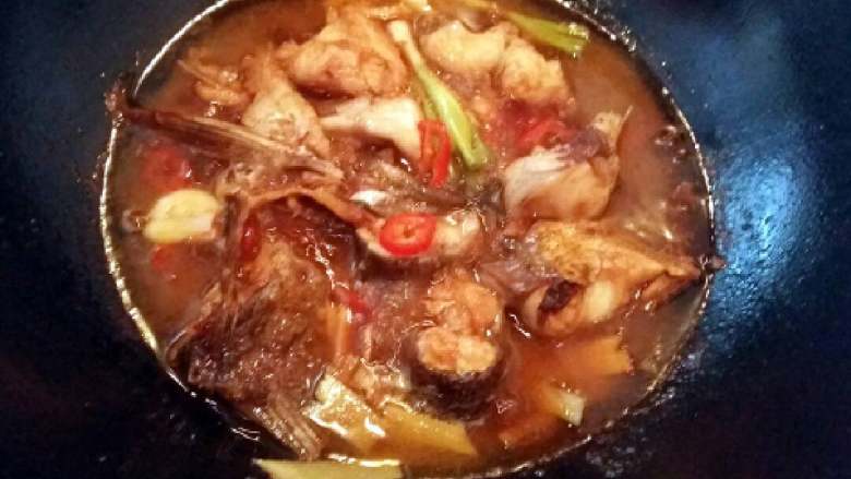 红烧鱼块+#夏天的味道#,加入一点点盐,料酒,蒜瓣,葱段,红椒,白糖,美味鲜大火烧开转中小火焖煮至入味,出锅前淋上<a style='color:red;display:inline-block;' href='/shicai/ 768'>香醋</a>关火