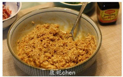 【酱油炒饭】,把米饭、酱油和鸡蛋拌匀,米饭要呈粒状