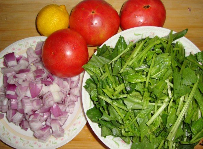 意大利美味——菠菜鸡肉排,<a style='color:red;display:inline-block;' href='/shicai/ 117'>菠菜</a>洗净切小段,洋葱切小丁