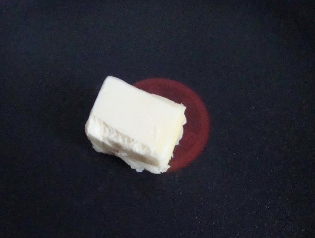 意大利美味——菠菜鸡肉排,黄油化开,放入一半的洋葱丁炒至半透明,加入菠菜炒熟,放入盐、黑胡椒粉调味后盛出放凉
