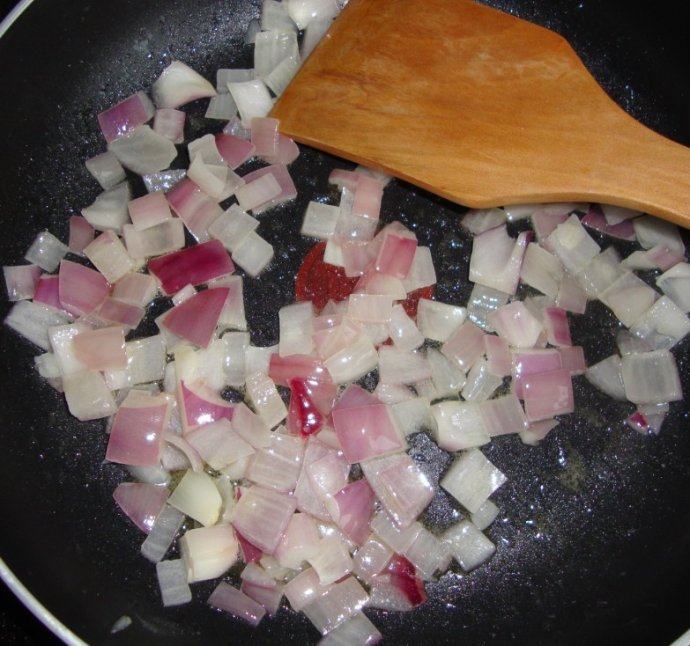 意大利美味——菠菜鸡肉排,鸡胸肉片去上面的一层筋膜,从侧面抛开,加盐、黑胡椒粉、鲜柠檬汁抓匀,腌10分左右