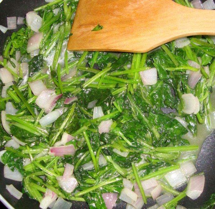 意大利美味——菠菜鸡肉排,填入炒好的菠菜,码上芝士片,合起来