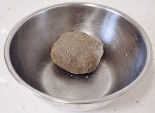 风靡网络的代餐饼-红豆薏仁茯苓饼,和成面团。
面团稍干点也没事的,也能成团,只是不要放冰箱冷藏,不然黄油预冷发硬,面团易散。