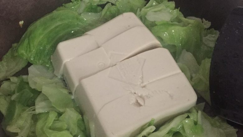 包菜滚豆腐,断生之后加入豆腐 豆腐切大块