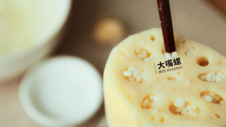 滋补红糖糯米藕丨大嘴螺,可用筷子辅助,压的尽量紧实一些