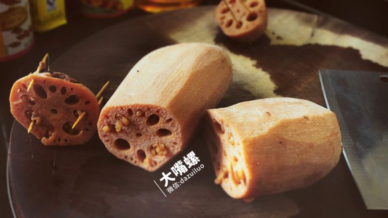 滋补红糖糯米藕丨大嘴螺,待凉后取出,颜色红透,莲藕和糯米混合的味道香气逼人