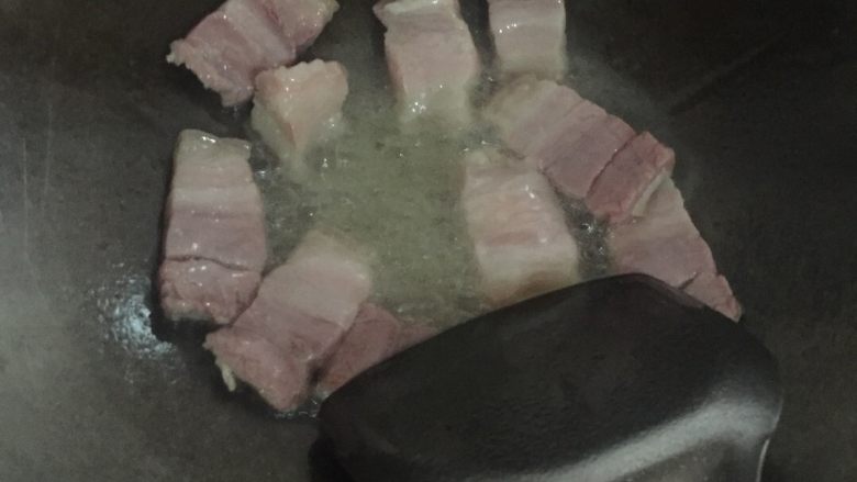 咸肉冬瓜汤,放入咸肉翻炒