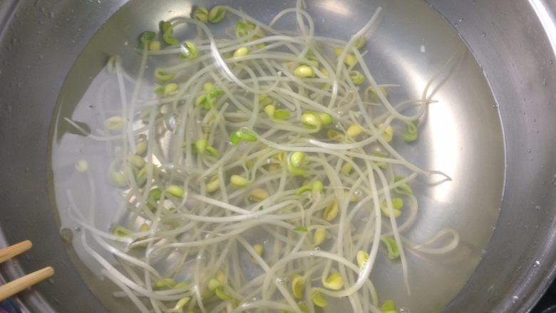 泡菜肥牛石锅拌饭,豆芽洗净后放入水中烫熟
