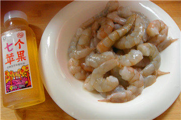 花椒鲜虾仁,给虾仁上浆,盐;胡椒粉;蛋清;淀粉;生油,抓匀后放入冰箱冷藏2个小时。
