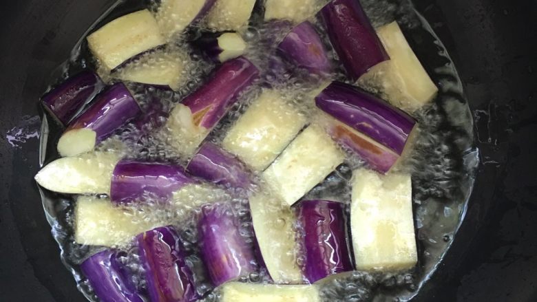日本豆腐茄子煲,锅里放油,可以没过食材就可以,油温八分热时放入茄子炸到微软捞出备用。